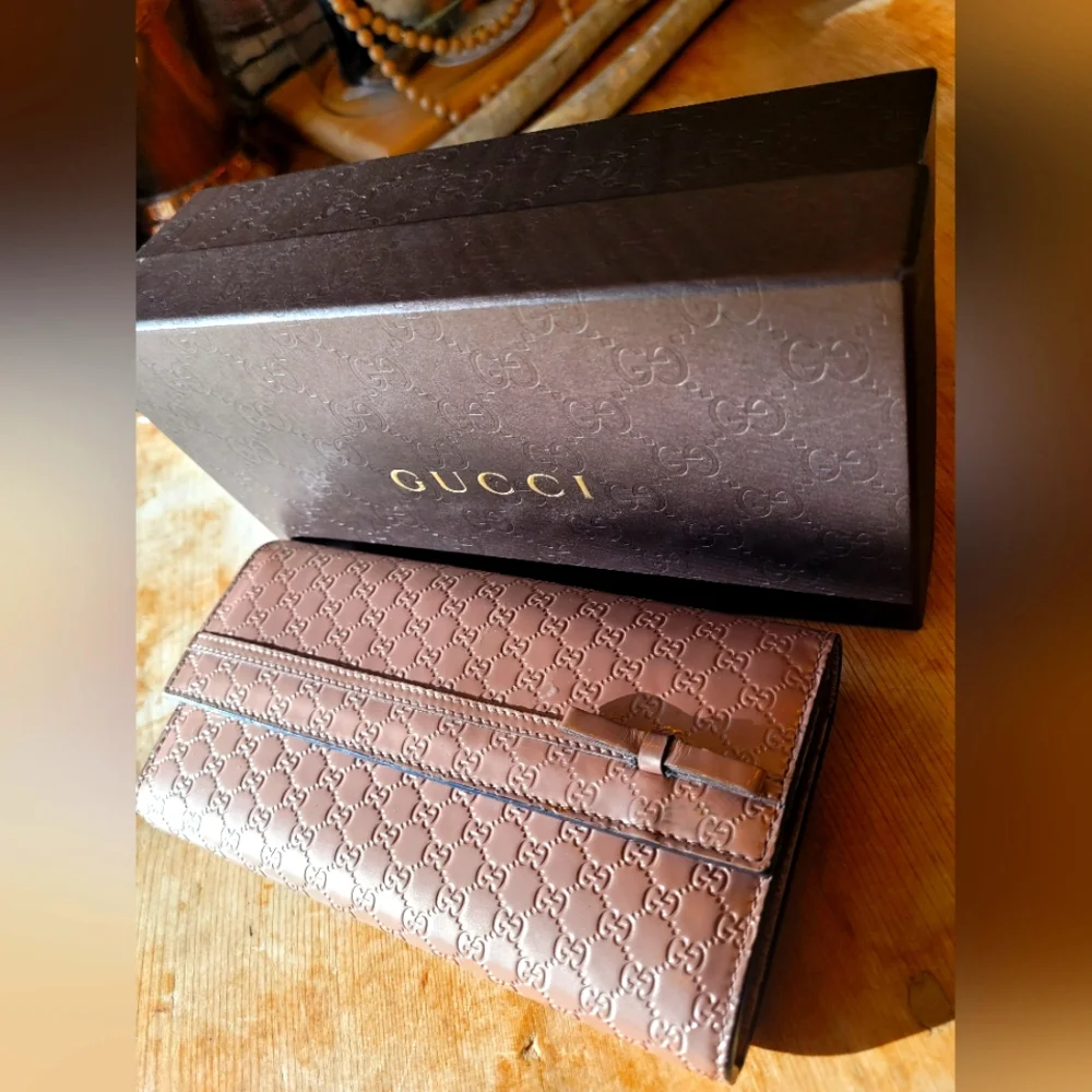 Gucci Ribbon Charm Enamel Pink Wallet - Picture 1 of 4